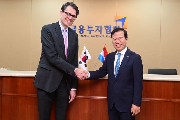 ▲(왼쪽부터) 자크 플리스 주한 룩셈부르크 대사, 서유석 금융투자협회장.