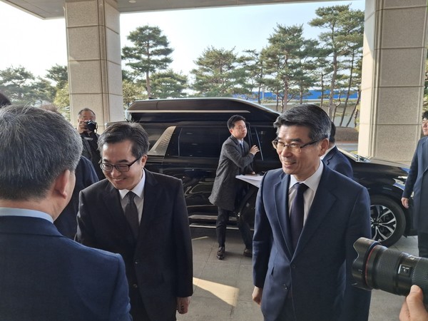 ▲김동연 경기도지사(왼쪽)가 친환경 미래모빌리티 투자 상생협력 MOU에 참석하기 위해 기아 오토랜드 화성에 도착했다. 