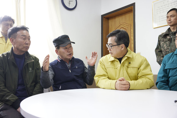 ▲7일 오후 김동연 경기도지사(오른쪽)가 포천시 마을회관을 방문해 주민 간담회를 하고 있다.