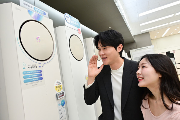 ▲LG전자 모델이 사용자의 의도를 이해하고 반응하는 LG 휘센 오브제컬렉션 타워I 에어컨의 공감형 AI 기술인 ‘AI음성인식’ 기능을 체험하는 모습. 사진=LG전자
