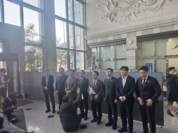 ▲ 정무위원회 소속 더불어민주당 의원들이 10일 금감원을 방문해 삼부도건 관련 신속조사를 촉구했다.