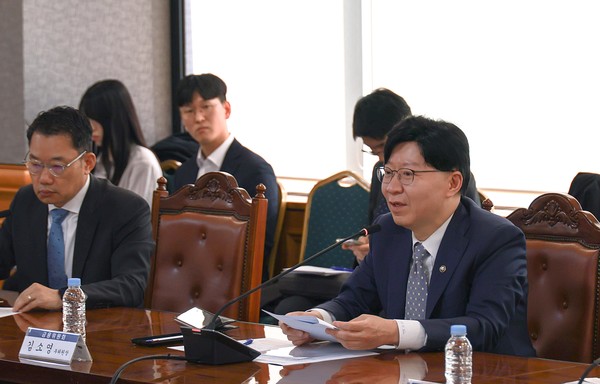 ▲김소영 금융위원회 부위원장이 10일 오전 서울 중구 은행회관에서 개최한 금융시장 현안 점검·소통회의에서 시장 전문가들과 함께 최근 국내외 경제·금융시장 현황을 점검하고, 향후 대응방안 등에 대해 논의했다.
