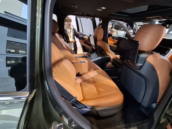 ▲LX700h VIP 모델 2열 공간. 2열 중앙과 1열 시트 상단에 디스플레이가 배치돼 있다