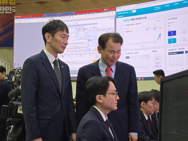 ▲이복현 금융감독원장(왼쪽), 정은보 한국거래소 이사장이 공매도 전산시스템을 통한 불법 공매도 적발 시연을 확인하고 있다.