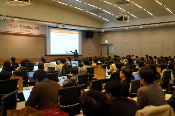 ▲미래에셋자산운용 전략ETF운용본부 윤병호 본부장이 신규 출시 예정인 ‘TIGER TDF2045 ETF’를 소개하고 있다