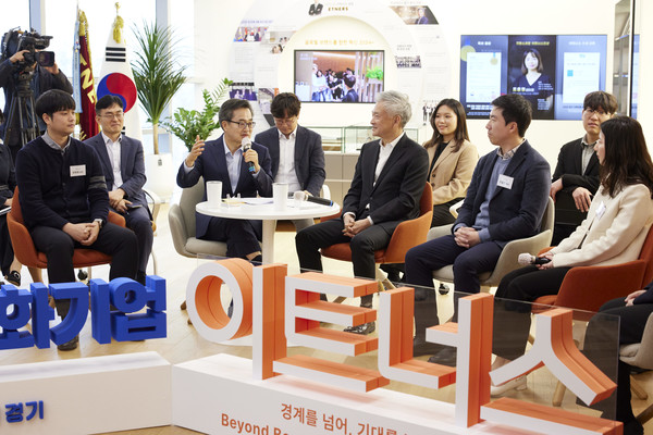 김동연 경기도지사(왼쪽 세 번째), 임각균 이트너스 대표(왼쪽 다섯 번째)
