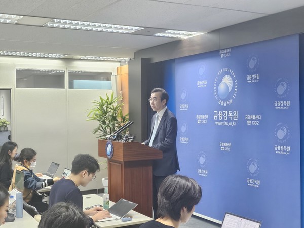 ▲이세훈 금융감독원 수석부원장이 25일 오전 검사 관련 브리핑을 하고 있다.