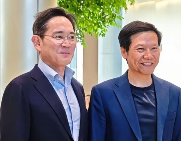 ▲이재용 삼성전자 회장(왼쪽)이 레이 쥔 샤오미 회장과 만나 기념사진을 촬영하고 있다.