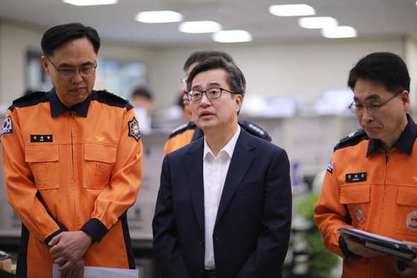 김동연 경기도지사(가운데)