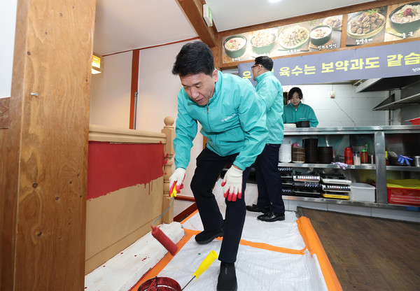▲ 지난 26일 소상공인 사업장을 찾은 함영주 하나금융그룹 회장이 그룹 임직원들과 함께 실내 보수 지원활동을 펼쳤다.