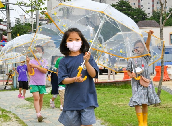 ▲현대모비스가 전국의 초등학교를 찾아가는 2022년 투명우산 나눔 캠페인을 실시했다. 현대모비스는 사회공헌 활동의 일환으로 투명우산 10만개를 매년 배포하고 있다.