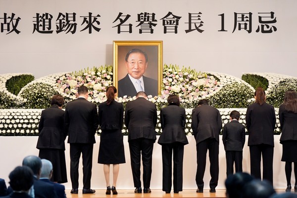 ▲ 29일 서울 마포구 효성 마포본사에서 열린 고 조석래 효성 명예회장 1주기 추모식에서 조현준(왼쪽에서 두 번째) 효성 회장및 조현상(왼쪽에서 네 번째) HS효성 부회장 등 유가족이 헌화 후 묵념을 하고있다. 사진=효성