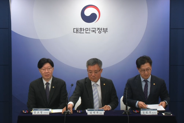 ▲정부가 1일 오전 국무회의에서의 상법 개정안 거부권 행사 배경을 설명했다. (왼쪽부터) 김소영 금융위원회 부위원장, 김석우 법무부 차관(장관직무대행), 김범석 기획재정부 제1차관.