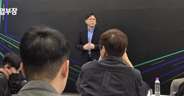 ▲용석우 삼성전자 영상디스플레이사업부장 사장이 올해 출시된 AI TV 신제품을 소개하고 있다.