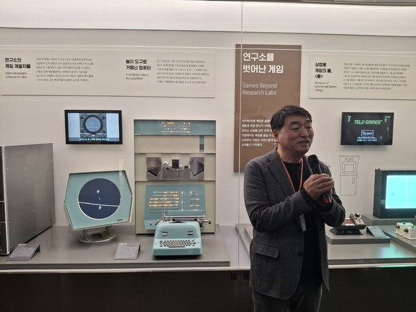 ▲넷마블게임박물관에 대해 소개하는 김성철 넷마블게임박물관장