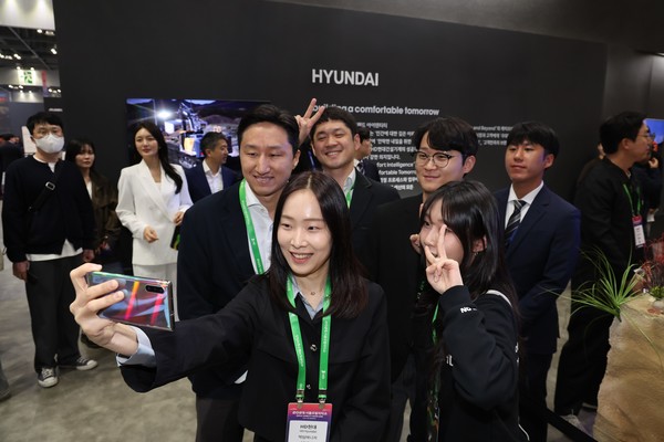  HD현대관을 방문한 HD현대 정기선 수석부회장이 현장 스태프들과 기념사진을 촬영하고 있다.