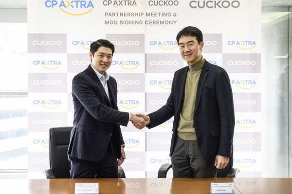 구본학 쿠쿠 대표이사(사진 오른쪽)와 타닛 치라바논 CP AXTRA 대표(사진 왼쪽)가 업무협약 후 기념 사진을 촬영하고 있다.
