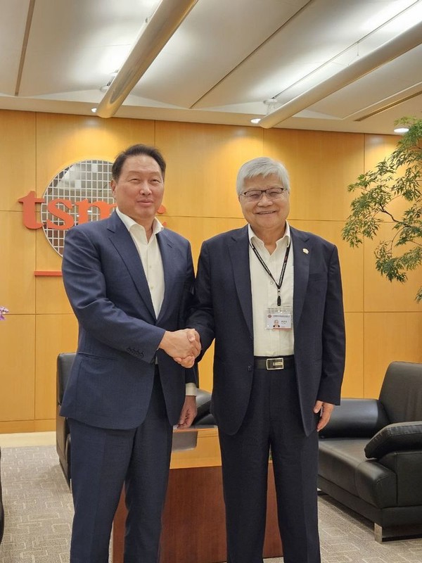 최태원(왼쪽) SK그룹 회장이 파운드리 기업인 웨이저자 TSMC 회장과 지난해 6월 7일 대만 타이베이 TSMC 본사에서 면담 기념 촬영을 하고 있다. 사진=SK