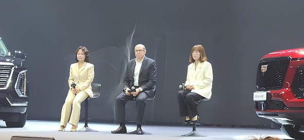 ▲왼쪽부터 윤명옥 한국GM 최고 마케팅책임자(CMO) 겸 커뮤니케이션 총괄(전무), 구스타보 콜로시 부사장, 최은영 캐딜락 코리아 상무