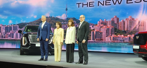 ▲ GM 관계자들이 캐딜락 에스컬레이드 출시 행사에서 사진 촬영을 하고 있다.