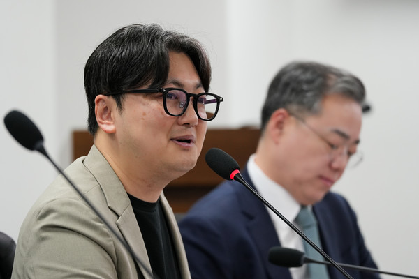 ▲정신동 한국외대 법학전문대학원 교수가 발제하고 있다