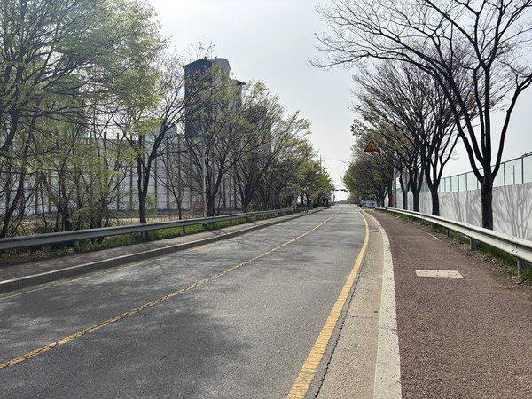 ▲버스 정류장에서 e편한세상 대장 퍼스티움 현장으로 가는 길