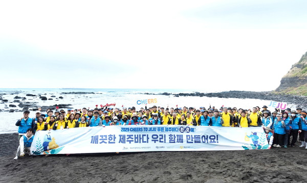 ▲오비맥주 임직원, 제주특별자치도 세계유산본부, 제주폐가살리기사회적협동조합, 한경면 주민 등 200여 명이 제주시 한경면 고산리 수월봉 인근 해안변에서 정화활동을 마치고 기념촬영을 하고 있다.