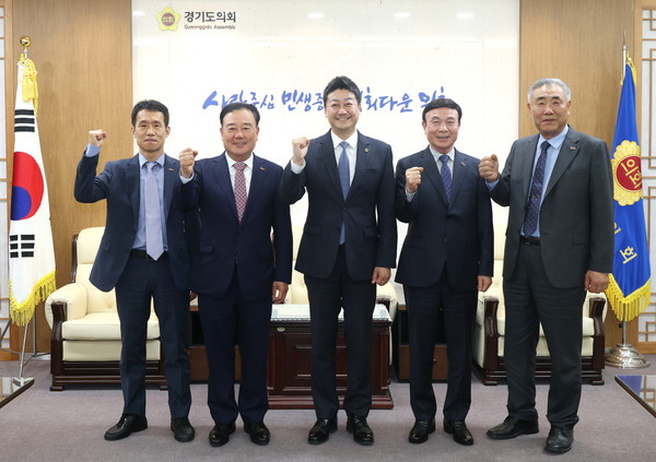 김진경 경기도의회 의장(가운데)