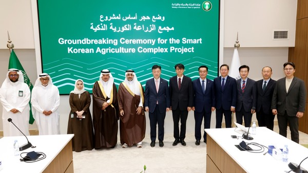 왼쪽 네번째부터 사우디 물환경농업부 알 압둘라티프 차관보, 알 무샤이티 차관, 박범수 농림축산식품부 차관, 문병준 주사우디아라비아 대한민국 대사 대리, 안호근 한국농업기술진흥원 원장, 황청용 농심 부사장.