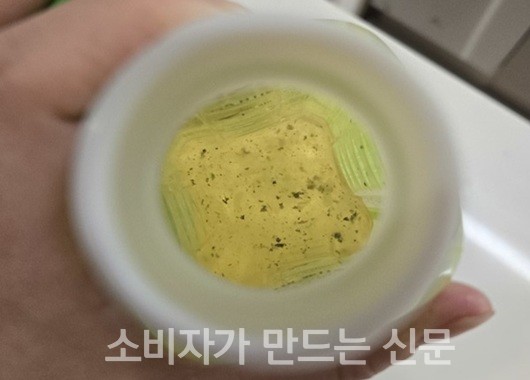 ▲ 편의점에서 구매한 샤인머스캣 음료에 검은색 이물질이 다수 있었다.
