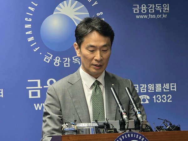 ▲이복현 금융감독원장이 24일 오전 서울 여의도 금융감독원에서 열린 자본시장 현안 관련 브리핑에서 홈플러스·MBK 주요 경영진의 부정거래 혐의에 대해 설명하고 있다.