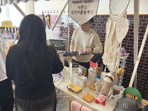 ▲시몬스 임직원이 기부한 물품을 판매해 수익금을 기부하는 업사이클링 부스