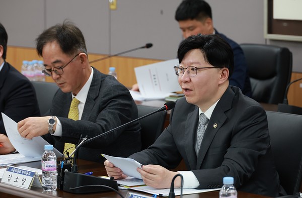 ▲김소영 금융위원회 부위원장(오른쪽)이 25일 오후 서울 종로구 정부서울청사에서 관계부처 위원 및 민간전문가 등과 함께 개최한 2025년 제1차 금융교육협의회에서 '금융과 경제생활' 학교 교육 안착을 위한 지원방안 등에 대해 논의했다.