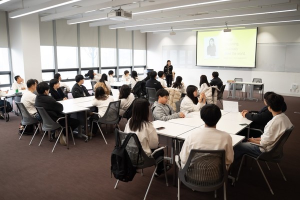 ▲삼성화재 '교통사고 유자녀 장학 사업'에 선정된 장학생들이 겨울방학 캠프에서 교육을 받고 있다