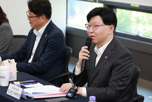 ▲ 김소영 금융위원회 부위원장이 29일 오후 서민금융진흥원 원스톱 청년금융 컨설팅센터를 방문해 청년의 금융 고민을 청취하고 향후 청년 금융 지원방향에 대해 논의했다.