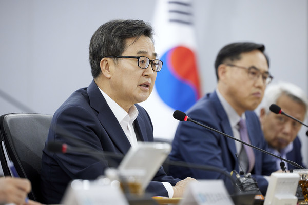 ▲29일 오후 경기도청 서희홀에서 열린 도정점검회의에서 김동연 경기도지사가 인사말을 하고 있다.
