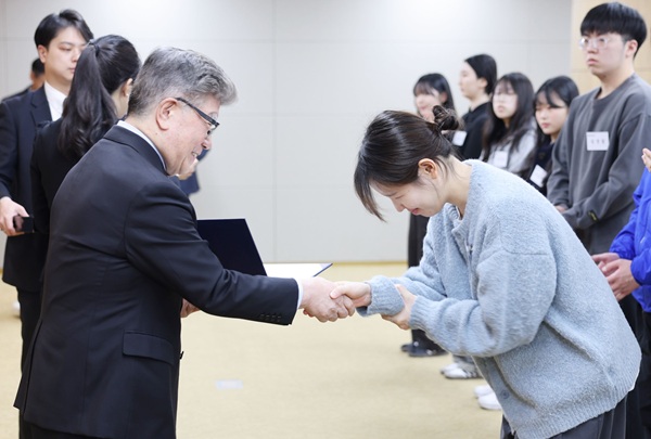 ▲김중수 유한재단 이사장(왼쪽)이 장학증서를 전달하고 있다.