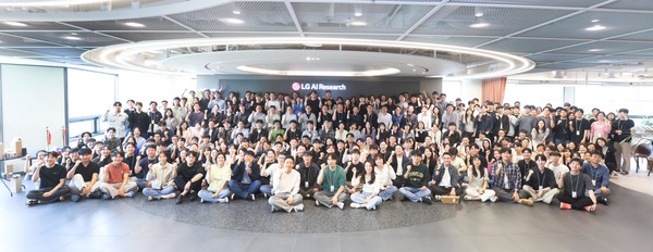 ▲LG AI연구원 임직원들이 사옥 이전을 기념해 단체 사진을 촬영하고 있다.