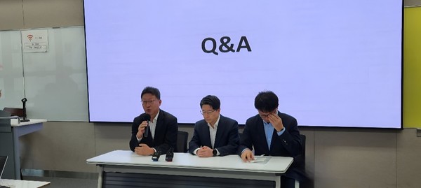 ▲(왼쪽부터) 김희섭 SK텔레콤 PR센터장, 류정환 SK텔레콤 네트워크인프라센터장, 임봉호 SK텔레콤 MNO사업부장.