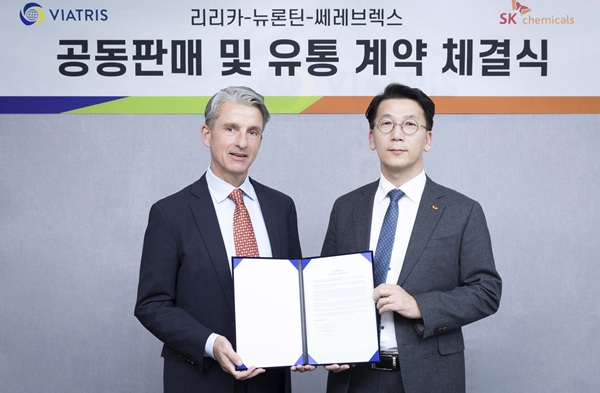 코리아 빌 슈스터 비아트리스 대표, 박현선 SK케미칼 파마사업 대표(오른쪽)