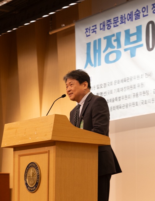 ▲최경식 한국음반산업협회 회장이 전국 대중문화예술인 정책토론회에서 발언하고 있다
