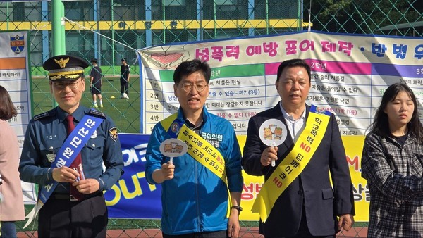 이기환 경기도의원(오른쪽 두 번째)