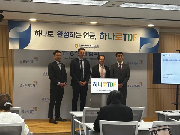▲(왼쪽부터) 조경희 NH아문디자산운용 WM연금사업1팀장, 프랭크 쿡 올스프링자산운용 글로벌솔루션 헤드, 마티아스 샤이버 멀티에셋 헤드, 김석환 NH아문디자산운용 하나로TDF 운용역>