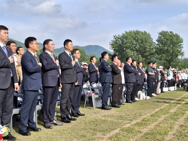▲국민의례하는 김진경 경기도의회 의장(왼쪽 네번째)과 김동연 경기도지사(왼쪽 다섯번째)