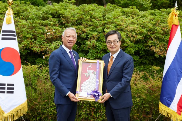 ▲김동연 경기도지사(오른쪽)과 피팟 라차낏쁘라칸 태국 노동부 장관