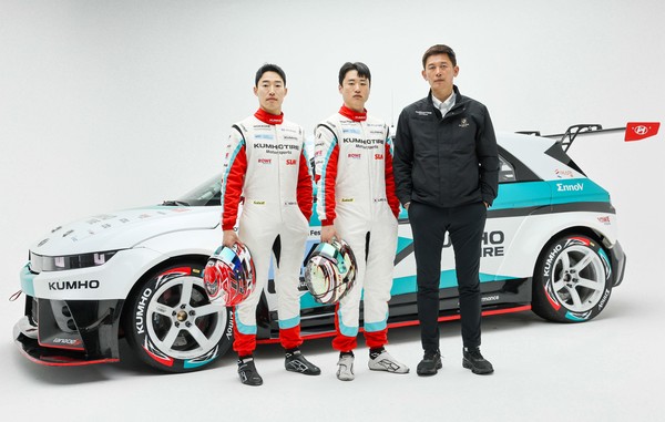 ▲(왼쪽부터) 금호 SL모터스포츠 노동기, 이창욱선수와 신영학 감독이 사진 촬영을 하고 있다
