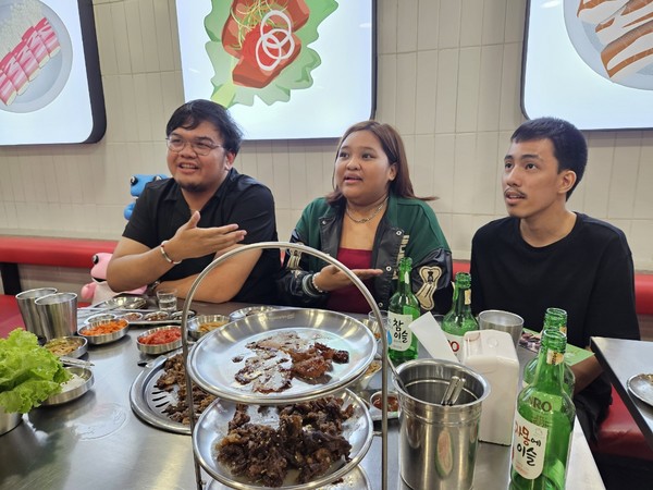 ▲삽겹살라맛을 찾은 현지인들. 왼쪽부터 안드레이(29·남), 안나(26·여), 티안(24·남)씨. (사진 = 공동취재단)