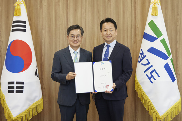 ▲김동연 경기도지사(왼쪽)과 고영인 신임 경제부지사