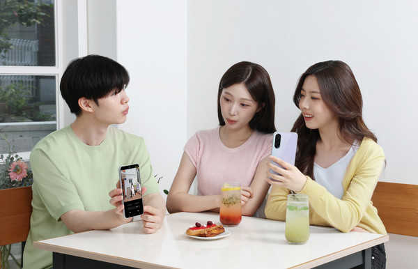 ▲삼성전자 모델들이 '갤럭시 A36 5G'를 사용하고 있다.