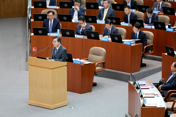 ▲11일 오전 경기도의회 본회의장에서 열린 제384회 정례회 2차 본회의에서 김동연 경기도지사가 도정질문 답변을 하고 있다.